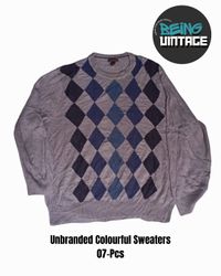 カラフルでトレンディなセーターをミックス