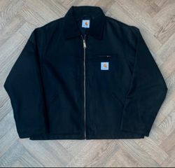 jaquetas pretas com capuz estilo rework da Carhart..