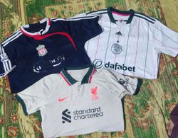 Maillot de football vintage et moderne sponsor