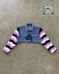Veste en denim à manches en crochet recyclé croppe..