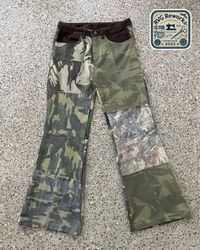 Pantalons évasés en patchwork camouflage recyclé