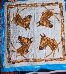 Seiden- und Polyester-Schals