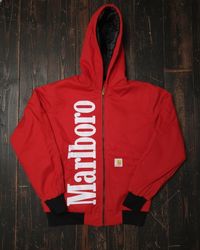 Vestes à capuche rouges relookées Carhartt malboro..