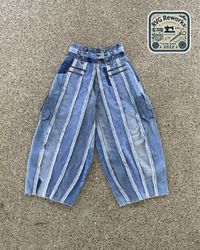 Pantaloni in denim a pannelli rigati riciclati