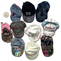 Chapeaux rétro futuristes Y2K AT