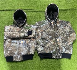 Giacca con cappuccio mimetica in stile rework Carh..
