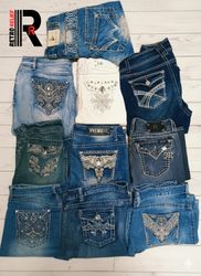 Jeans con ricami e decorazioni