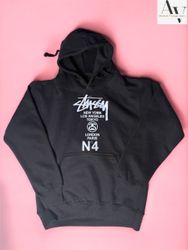 Stussy retravaille les sweats à capuche N4 de styl..