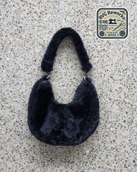 Borsa a spalla a mezzaluna in peluche riciclato
