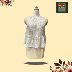 Top Peplum de Renda Upcycled SS25 com Decote Halte..