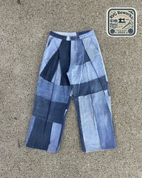 Pantaloni a pieghe in denim riciclato a patchwork