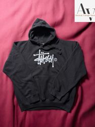 Sweats à capuche imprimés revisités par Stussy