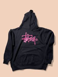 Stussy retravaille le style des sweats à capuche r..