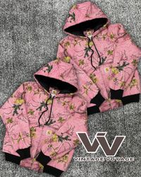 Veste à capuche Carhartt relookée en rose real tre..