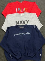 「ロケーション/デスティネーション スウェットシャツ」