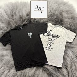 T-shirt blanc et noir "worldtour" retravaillé par ..