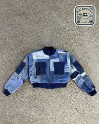 Jaqueta Corta Wind Bomber em Denim Patchwork Recic..