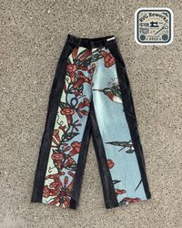 Calças de Denim com Painel de Tapeçaria Reciclada