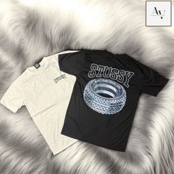 T-shirt bianca e nera in stile rielabora..