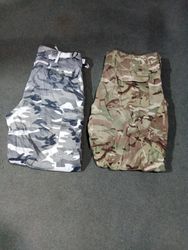 Pantalons militaires mélangés
