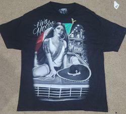 Mix de camisetas de bandas de música e desenhos an..