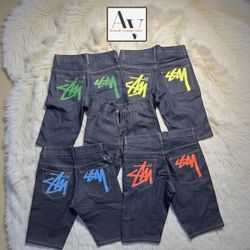 Shorts en denim à poches arrière imprimées dans le..