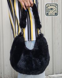 Sac à épaule en peluche en upcyclé en forme de cro..