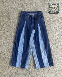 Jeans en denim upcyclé avec contraste