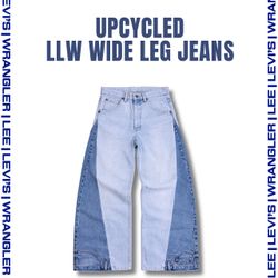 Jeans a gamba larga con pannelli in denim riciclat..