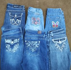 Bootcut-Jeans und Schlagjeans