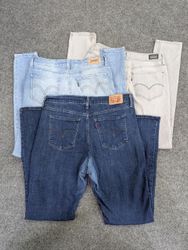 ZV1972 Ladies Levi’s Jeans