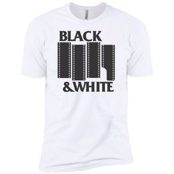 T-shirt nero e bianco