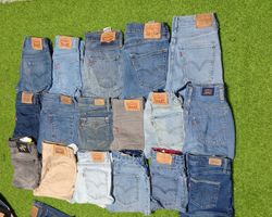 LEVI’S AND OTHER MIX BRANDS MINI SKIRTS (C 60)