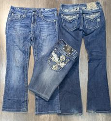 4866 - Miss Me, True Religion Straight und Flare J..