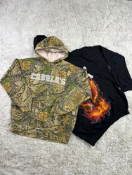 Des sweats à capuche imprimés