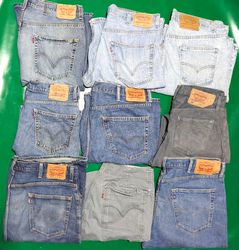 LEVI’S SHORTS (D 35)