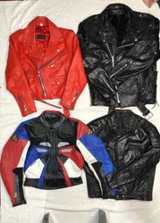 Vintage-Leder-Motorradjacke mit Schnallen und bunt..