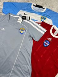 Camisetas esportivas de marcas mistas
