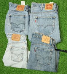 LEVI'S , LEE SHORTS (D 143)