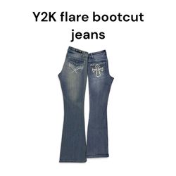 Jeans bootcut évasés au style Y2K