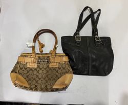 AW00  Coach Leather Shoulder Handbag | Classic Des..