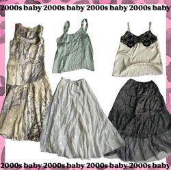 mélange coquette des années 2000 : robe, tops, jup..