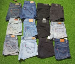 LEVI’S MINI SHORTS (Z 009)