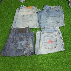 ROCKAWEAR AND OTHER BRAND MEN WEAR SHORTS (D 199)