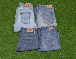 LEVI'S WOMEN WEAR JEANS