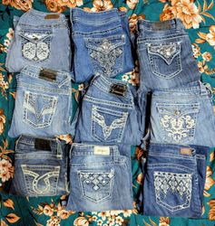 VIGOSS ET AUTRES MARQUES FEMMES PORTENT JEANS