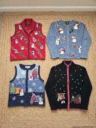 Weihnachtlich gestaltete Pullover und Strickjacken