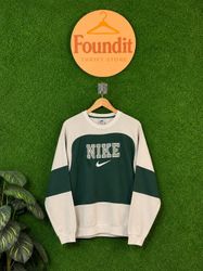 アップサイクルされたNikeスウェットシャツ