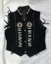 Vestes, gilets, pantalons, cols et jupes à franges..