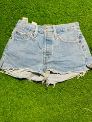 Y2K Women's Levi's shorts (EV/20)